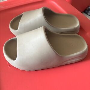 Yeezy Kids Sandals in Beige size 5